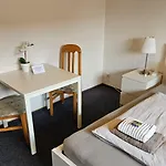 Dorfkrug - Guenstige Altbauzimmer Am Oland Hotel *