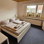 Hotel Dorfkrug - Guenstige Altbauzimmer Am Oland Büsum