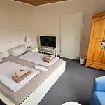 Dorfkrug - Guenstige Altbauzimmer Am Oland *