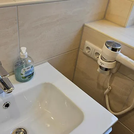 Dorfkrug - Guenstige Altbauzimmer Am Oland